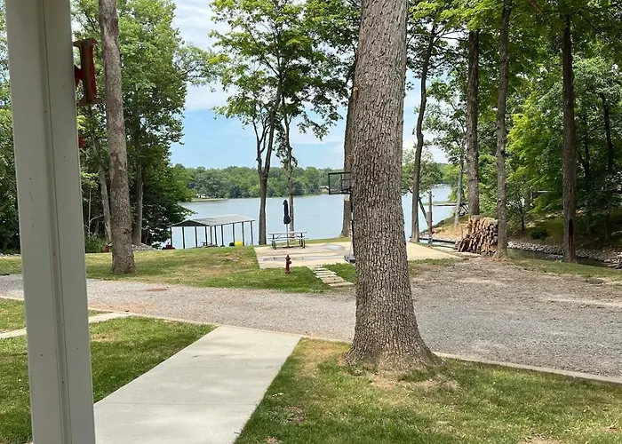 Campfire Cove Lakefront & 3 Camp Sites Hébergement de vacances