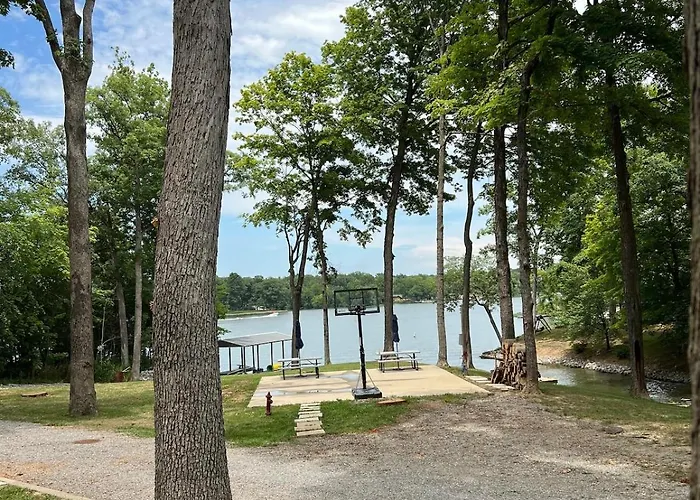 Campfire Cove Lakefront & 3 Camp Sites Hébergement de vacances