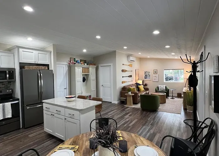 Campfire Cove Lakefront & 3 Camp Sites Hébergement de vacances *